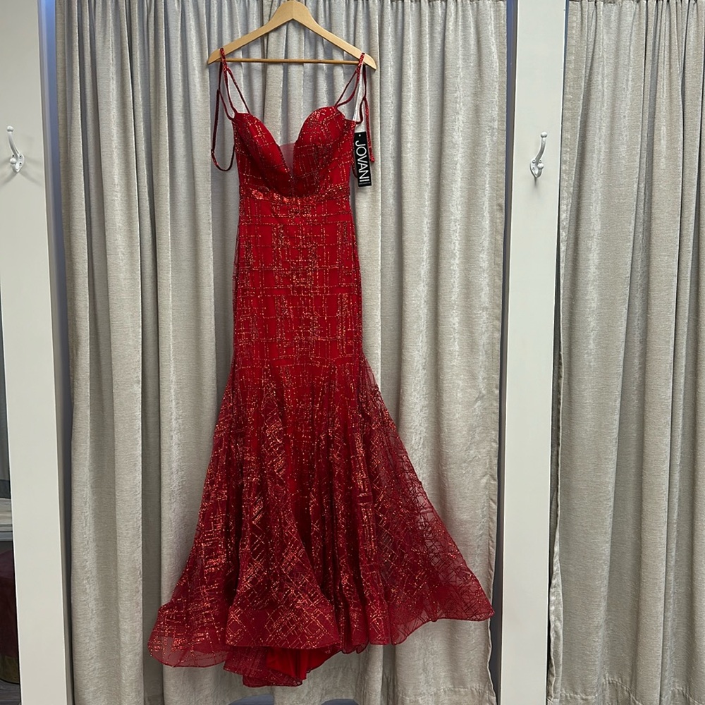 NWT JOVANI GOWN! Embellished mermaid prom dress.